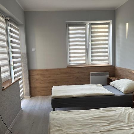 Hgs Home Noclegi Pracownicze Parking , Lazienki ゴジュフ・ヴィエルコポルスキ エクステリア 写真